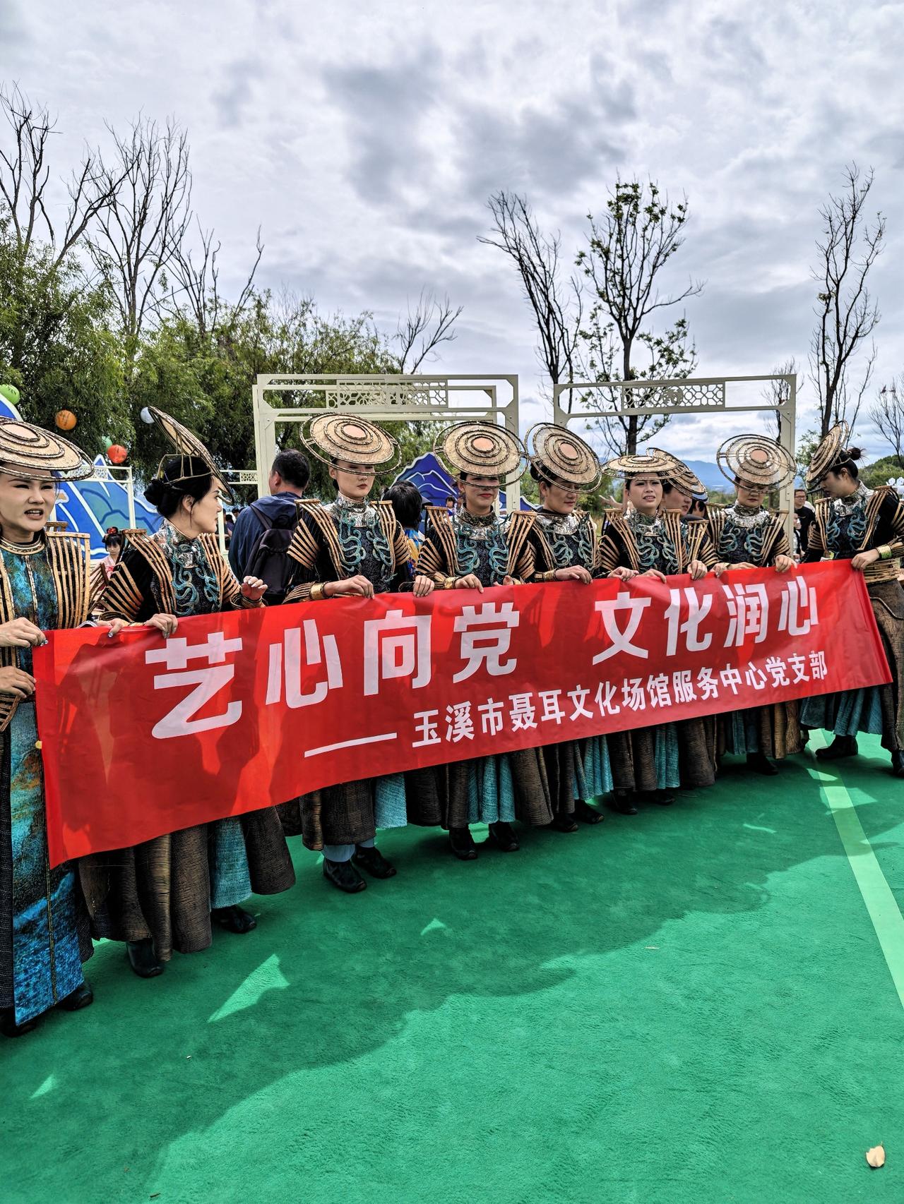 粽子是吃冷的还是吃热的?我们老家有一句话，“热糍粑，冷粽子”。
也就是说糍粑要吃