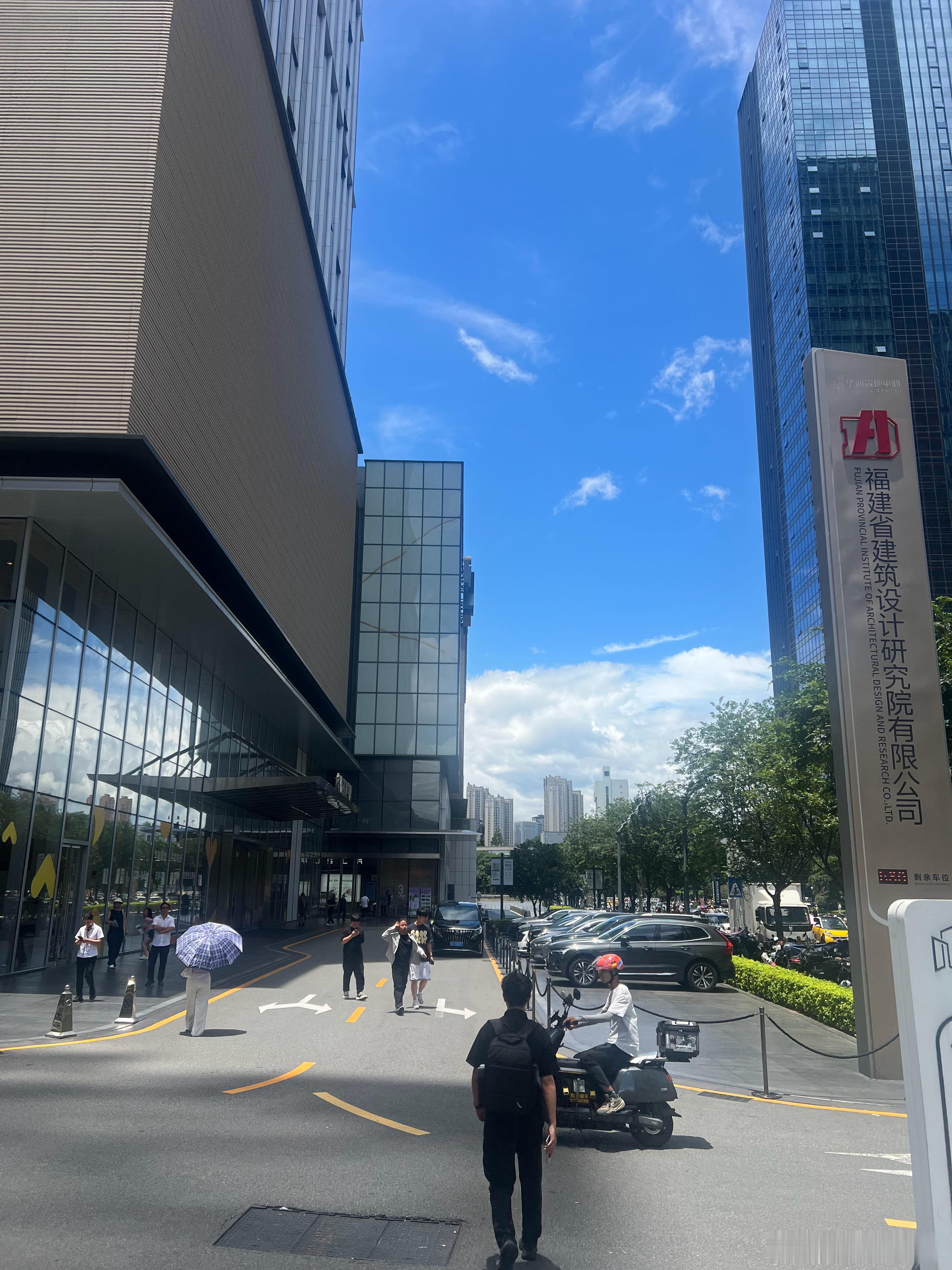 午间休息时间，看着高楼林立，蓝天白云又是奔赴生活的一天。生活碎碎念日常随拍
