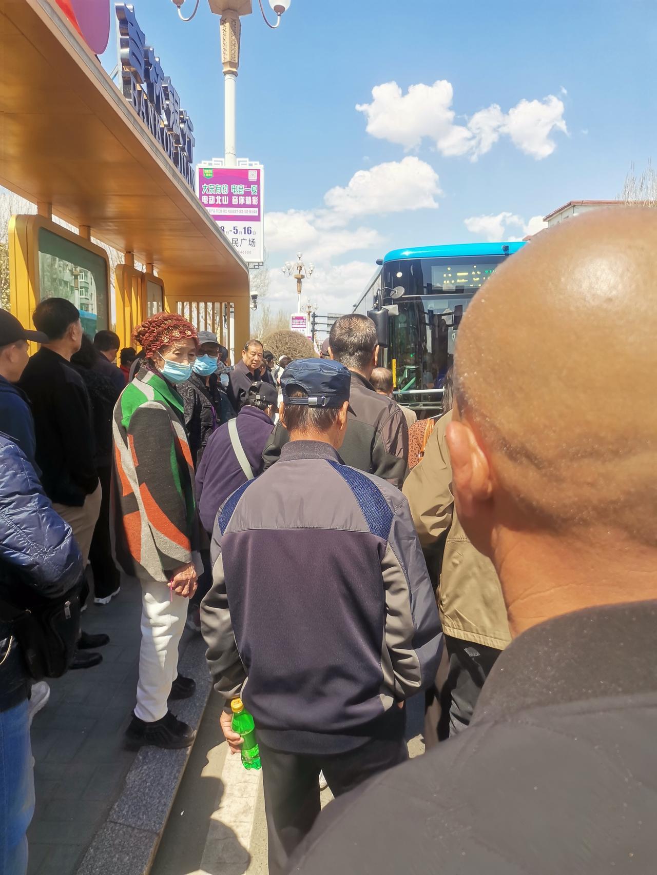 吉林市人民广场举办电音购物节，再加上世纪广场有博览会，坐公交车都挤不上去，甚至还