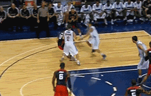 科比在奥运会赛场上还是可以随心所欲的！这球虚晃对手，转身后仰！