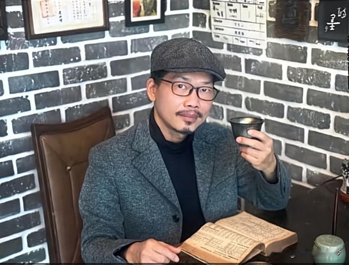 周杰伦的御用作词人方文山，
被爆出轨上热搜，
方文山被曝长期出轨，
与艺人Y女士