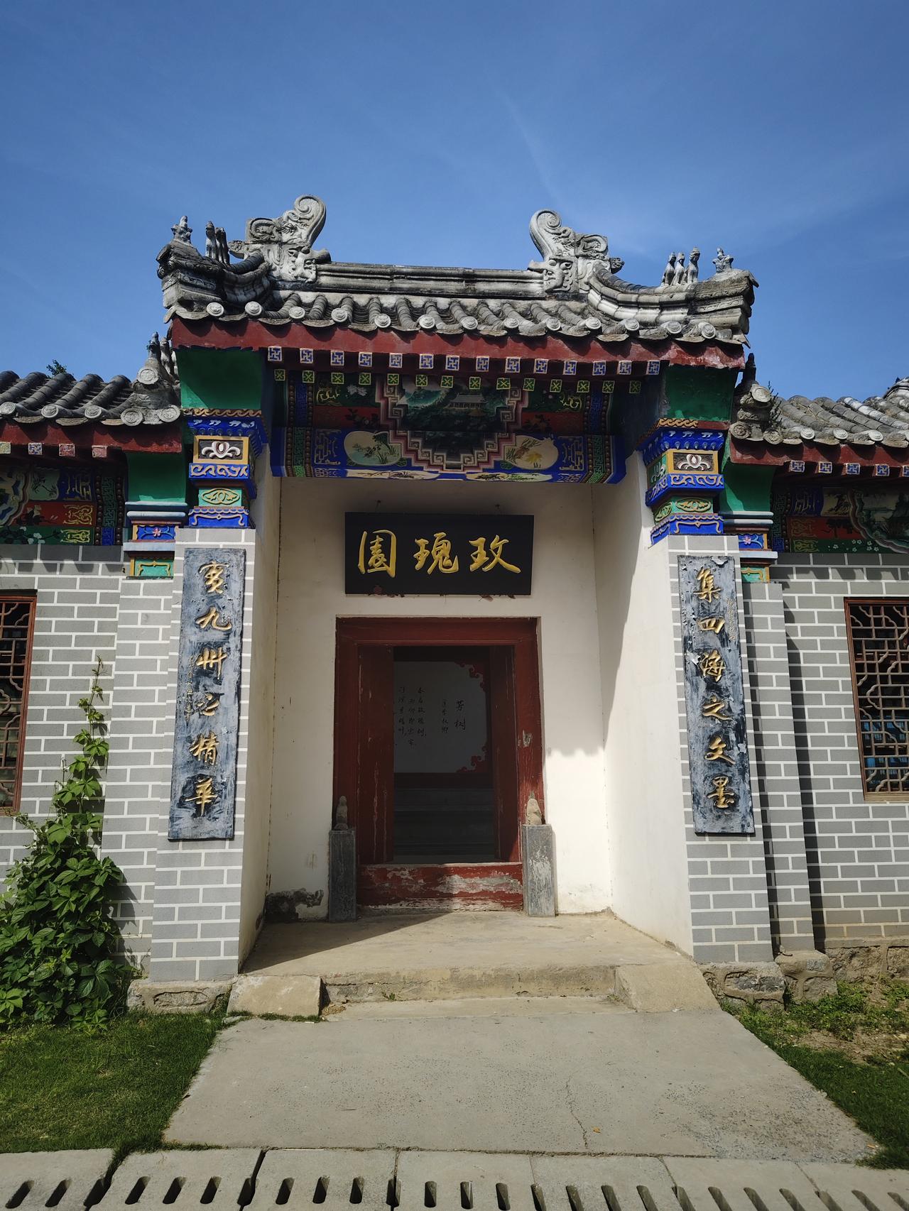 邙山有个玫瑰谷
玫瑰谷，乍听起来很像是一个景区的名字，我今天说的玫瑰谷是一个非常