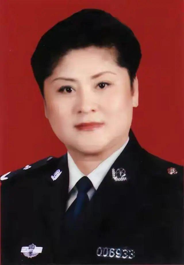1988年，郑州火车站一姑娘突然被三名大汉强行塞进出租车。趁车子在路口急刹的机会