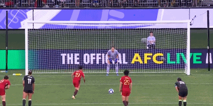 中国女足急速扳平！张琳艳点球破门，中国女足1-1澳大利亚半场战平中国女足vs澳大