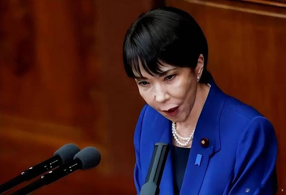 日媒称高市早苗甩锅近日，日本首相高市早苗在国会党首辩论中，将其此前关于“台湾有事