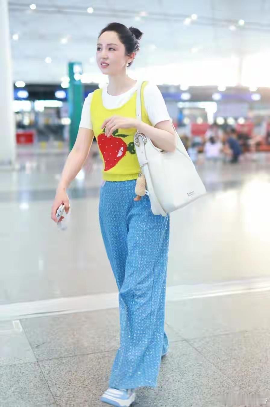 董璇夏季新穿搭：短袖+背心+阔腿裤，减龄又高级，美得像少女 ​​​