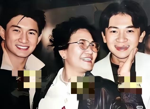 98年春晚后台，赵本山搂着高秀敏，范伟在中间笑得直不起腰。
没人想到，这三个人往