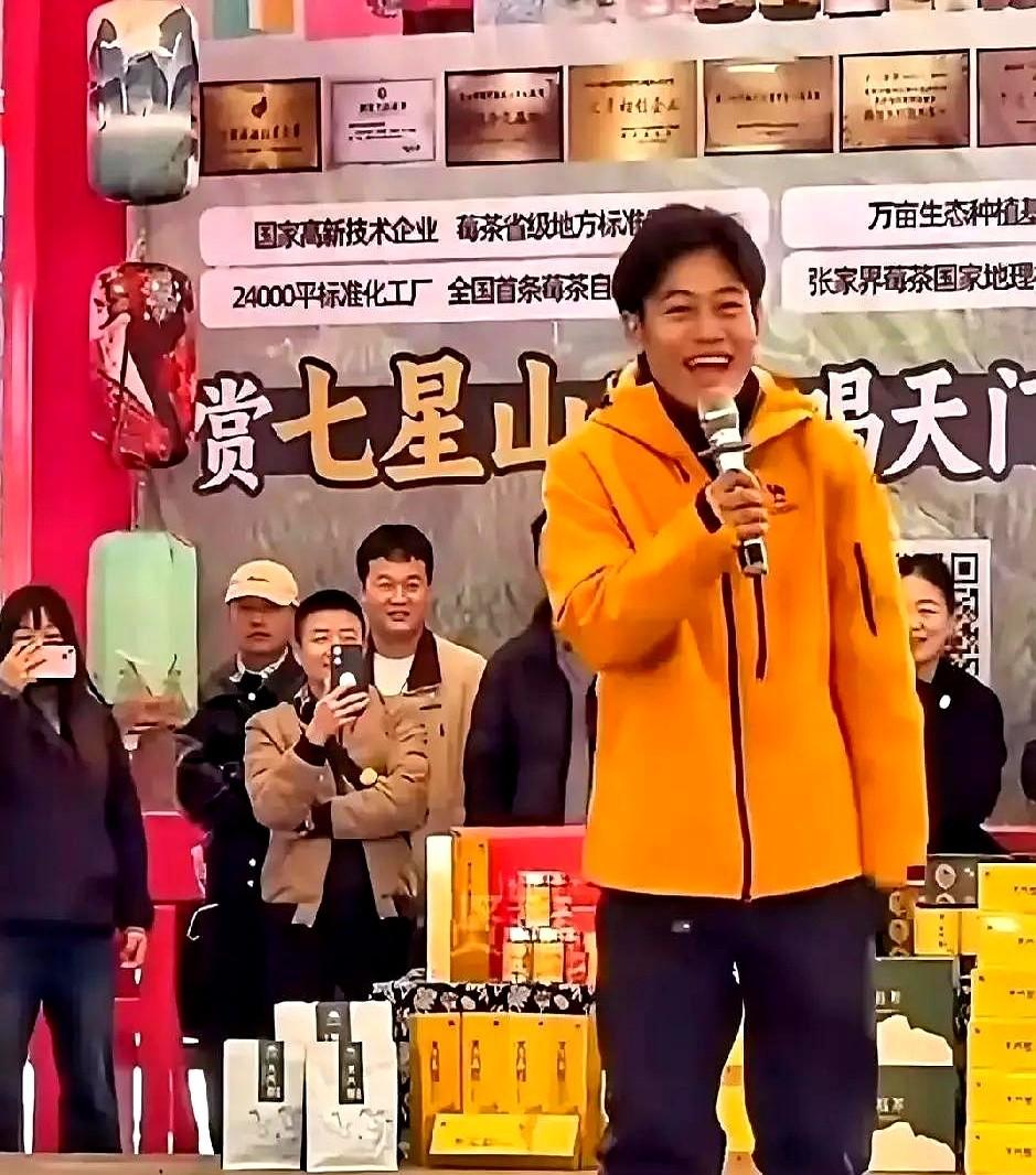 不知道大家发现了没有
林北站在聚光灯下，把所有工作伙伴的名字都念了一遍，这些人本