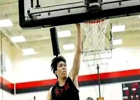 克林根不是不会投，是他压根不该拿球。
UConn以前瞎折腾，硬把他塞进得分手的坑