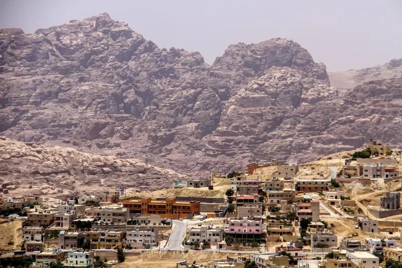 同时，以色列还加强了对重要基础设施的保护。无论是能源设施、交通枢纽还是政府机构等