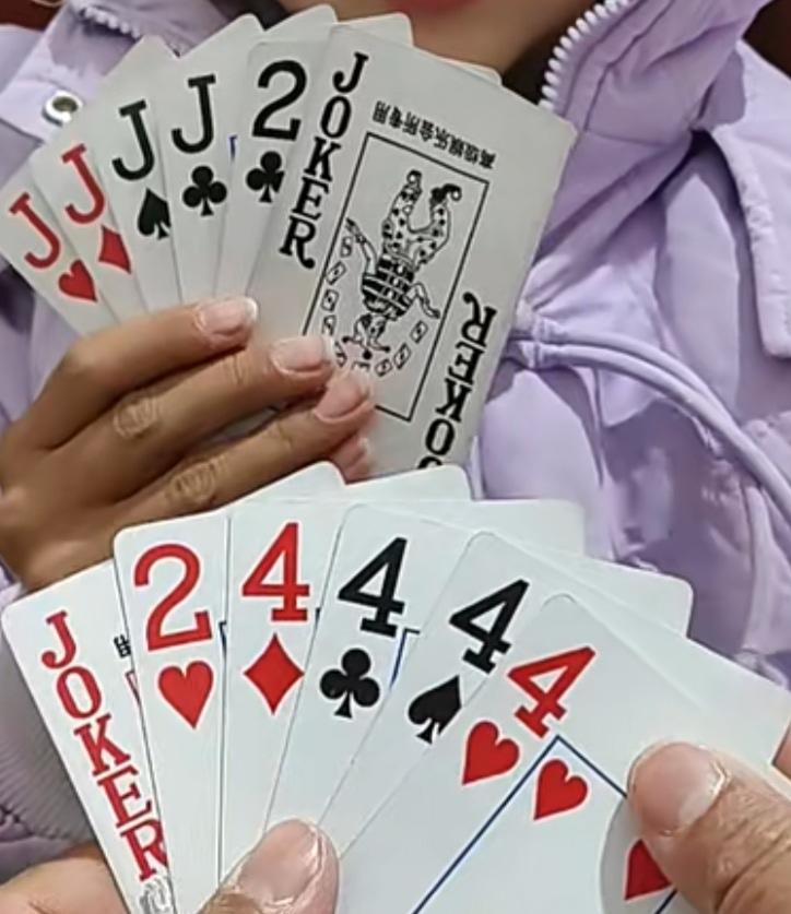 巧解残局。益智游戏，欢乐斗地主，规则有连有带，最多3带1，也可以3不带。下面牌的