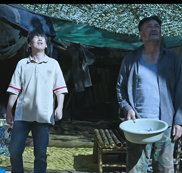 《边水往事》毛攀又狠又毒，害死李叔，又砍树砸了沈星舅舅和一个小孩子，拿钱对着艾梭