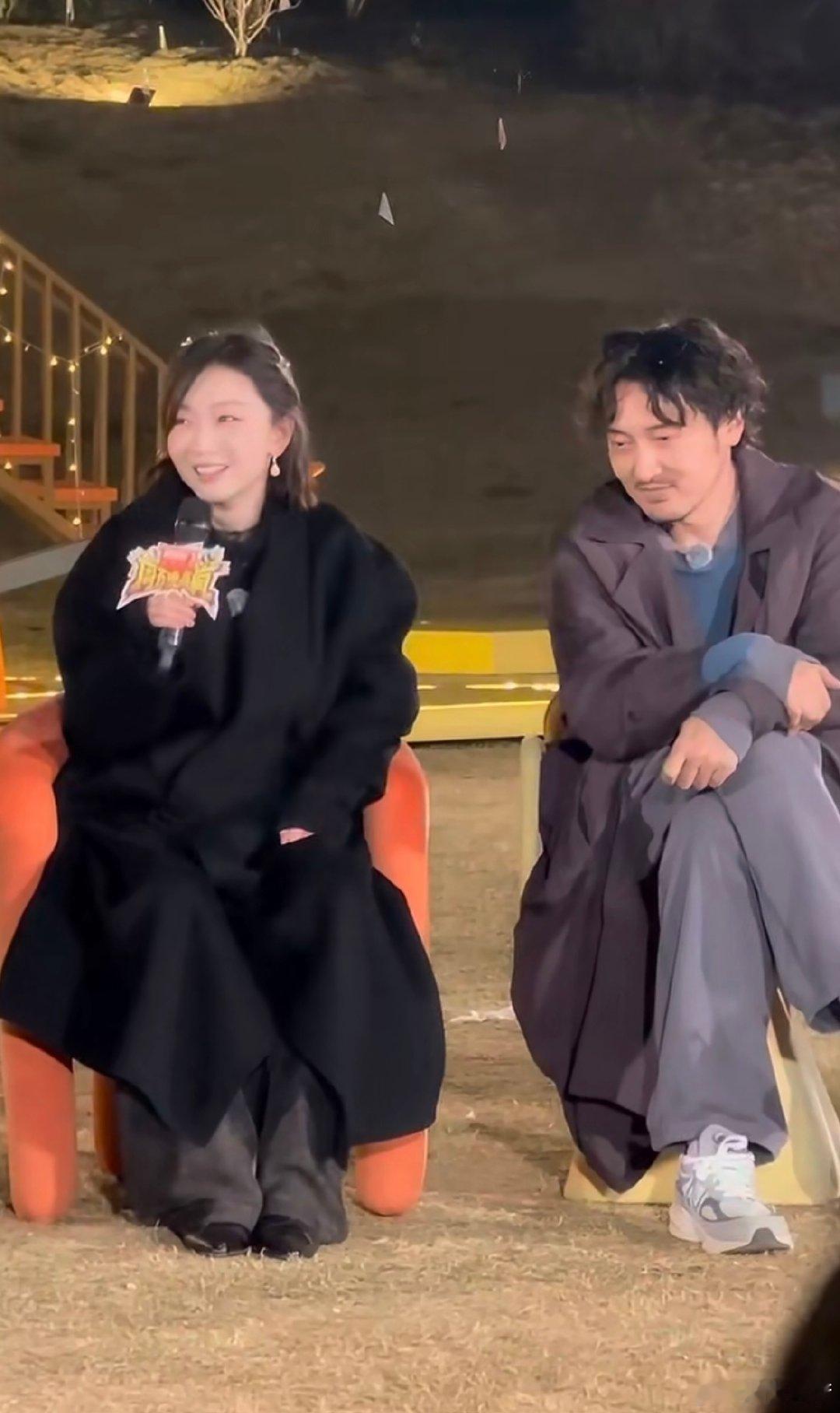 周冬雨说王传君唱跳专业的 反差感天花板！周冬雨印象里暖心害羞的王传君，唱跳专业度