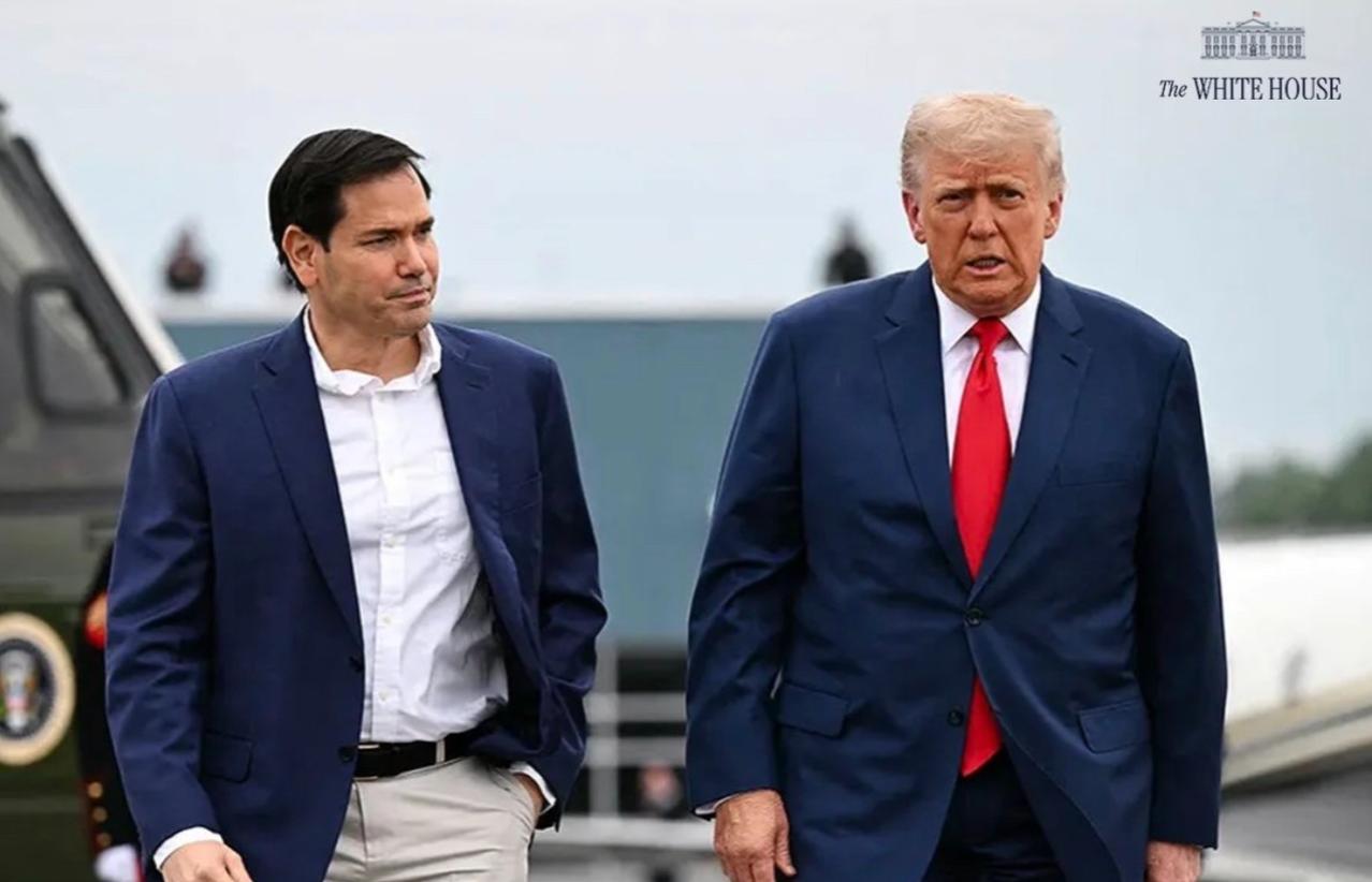 纽约时报今天报道：“哈梅内伊遇袭身亡距美军抓捕马杜罗还不到两个月，这两起行动共同