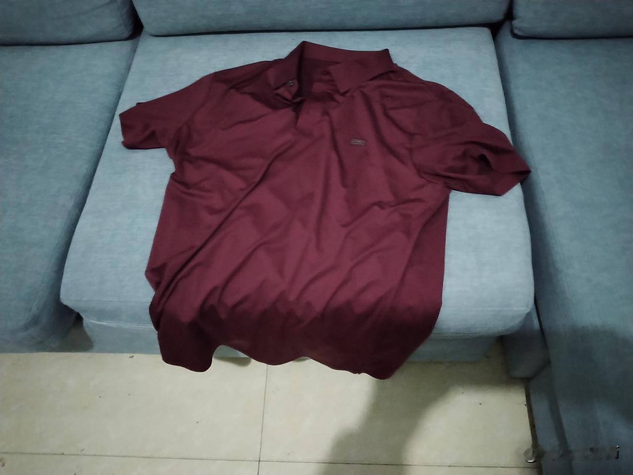 今天，快递到了，是老婆给我买的短袖衫。
这是一件酒红色的短袖衬衫。我穿过各种颜色