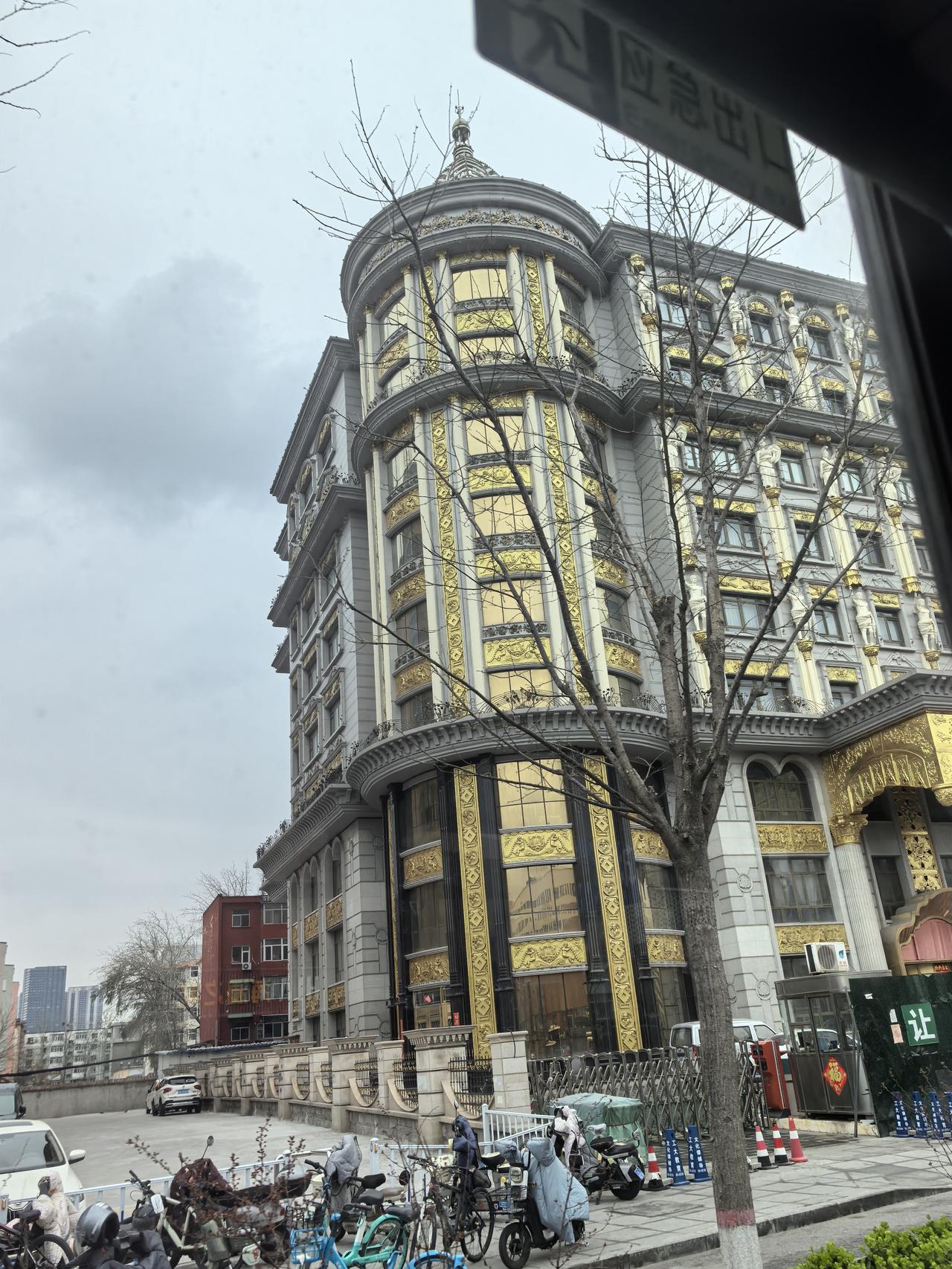 搭乘公交车行驶在太原市兴华街时，瞥见“芙蓉酒店”西侧不远处，有一座金碧辉煌的建筑