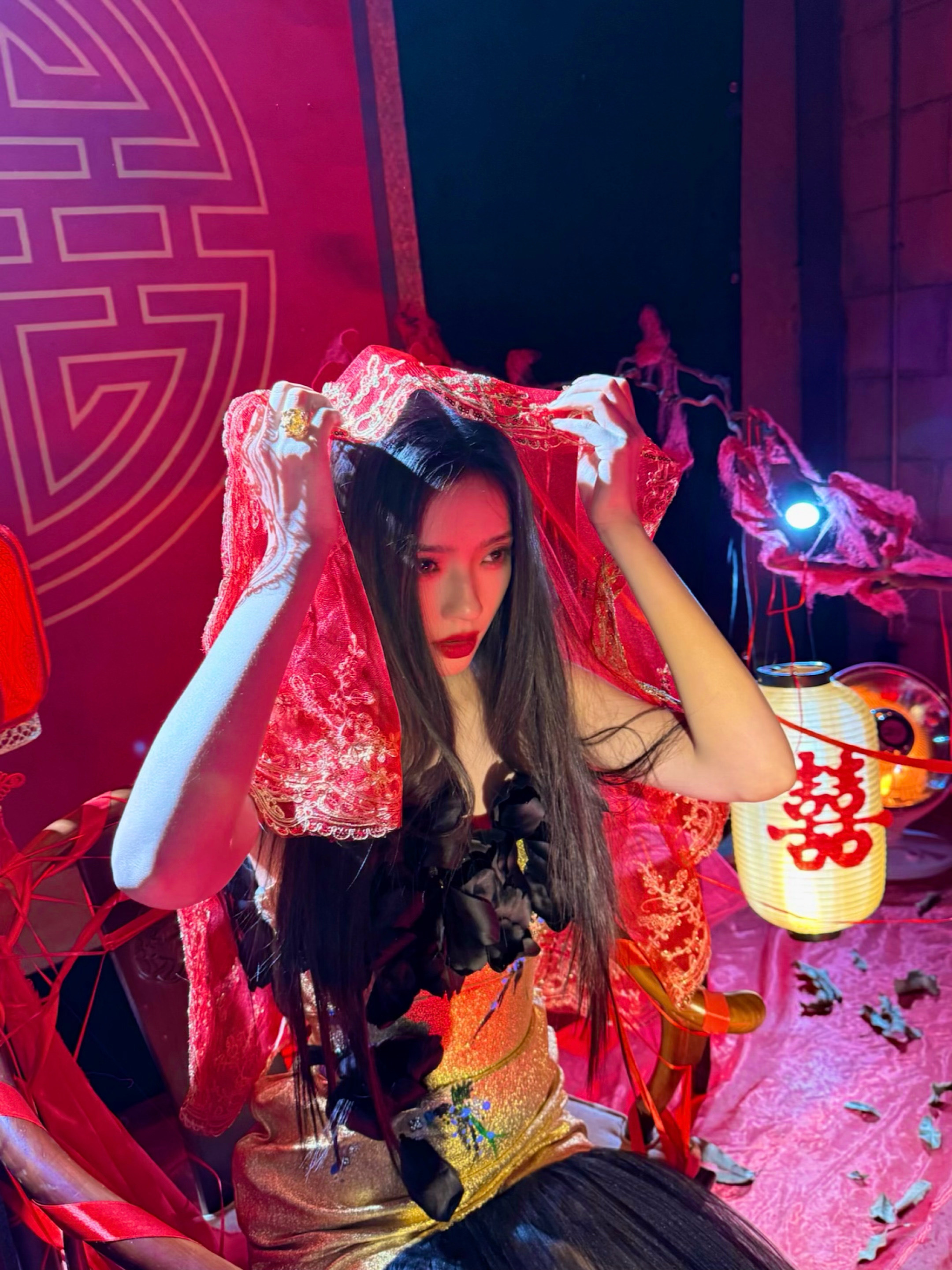 林允国风鬼新娘味太冲了 林允《水龙吟》新中式“鬼新娘”出发图太抓眼！红盖头、金绣