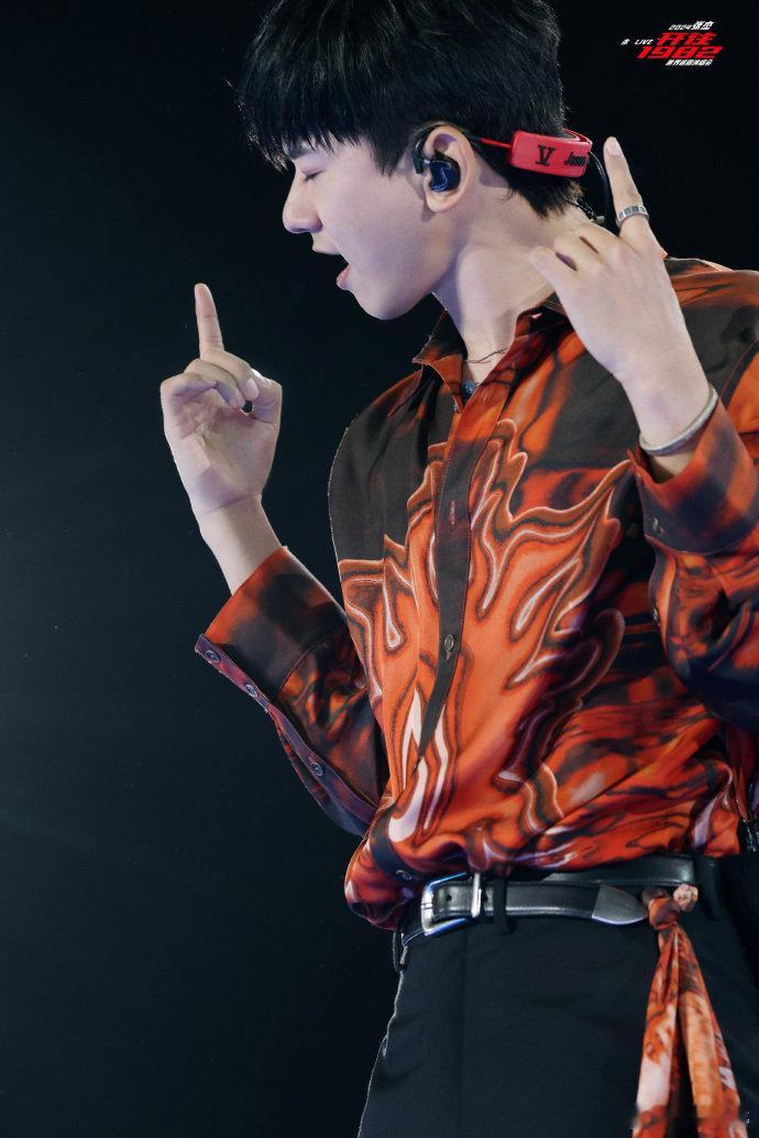 #张杰继续一起K歌吧#张杰南宁站第二场演唱会蓄势待发，K歌盛宴即将开启。蓝色刺绣