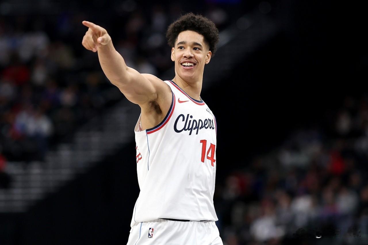 快船中锋球员太少了，根本不够用！

1、大洛佩斯——38岁，身高216cm，还有