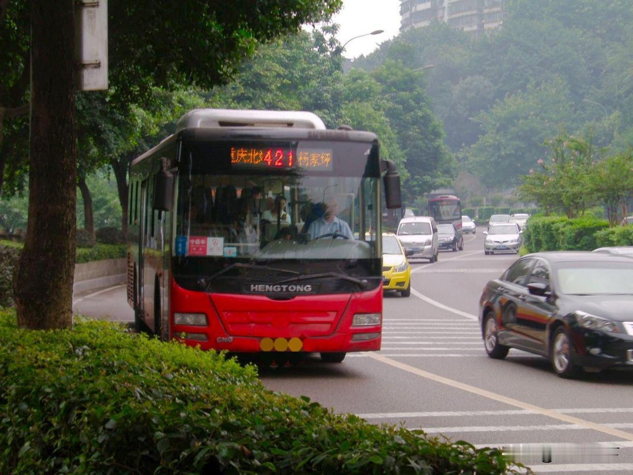 2012年在渝中区长江一路拍到的重庆公交421路车，图中的车型是那时候重庆公交常