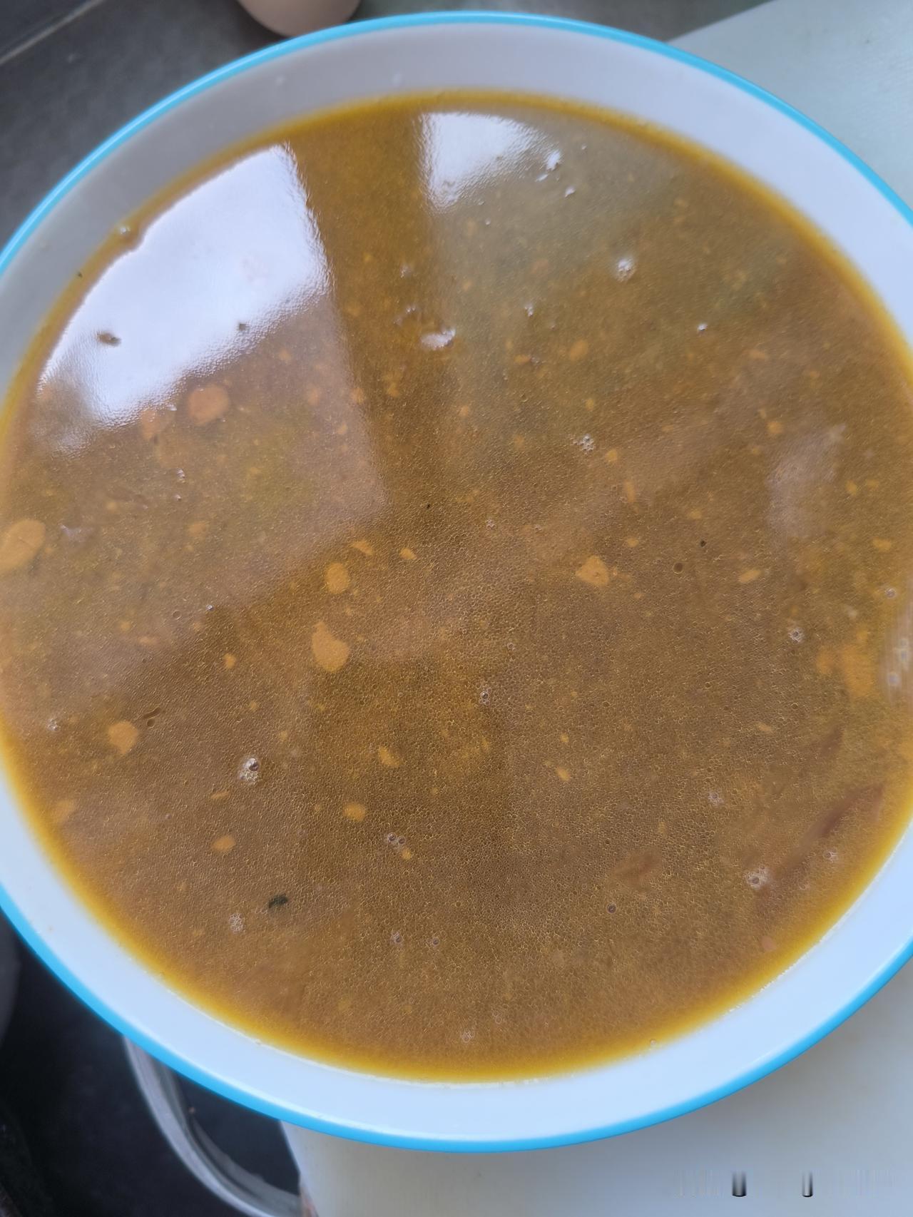 家庭自制鱼冻的方法
     家里做红烧鱼时，把多余的汤汁过滤掉大料和鱼刺，倒入