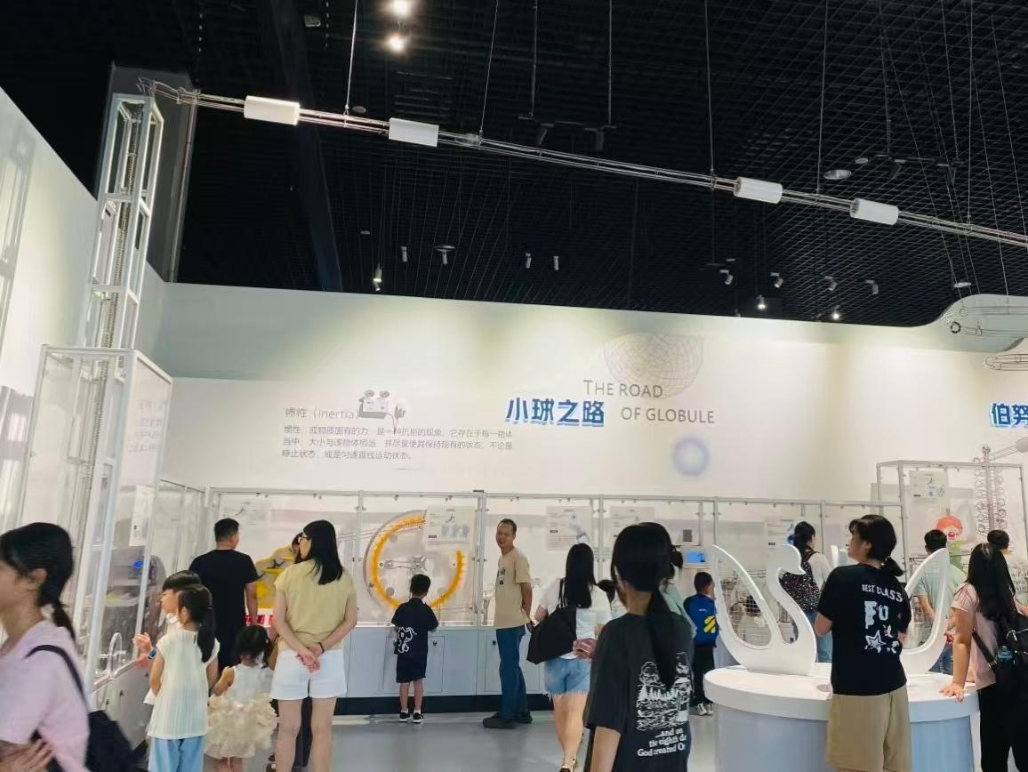 秦岭笑谈 【走进科技殿堂，点燃创新梦想】曲阜师范大学实践队走进市科技馆：探秘前沿