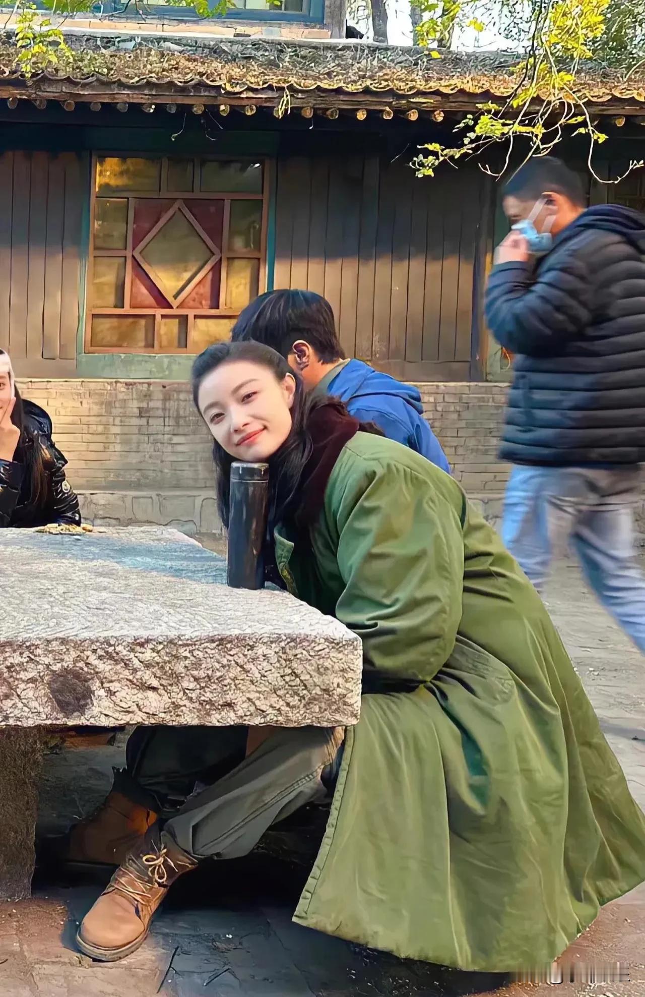 美！太美了！都说骨相美和皮相美二者不可兼得，而倪妮却是二者兼备，当她穿着件 军大