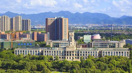 2026年浙江高考普通类一段线494分，特控线594分。宁波大学官方给出了很细的