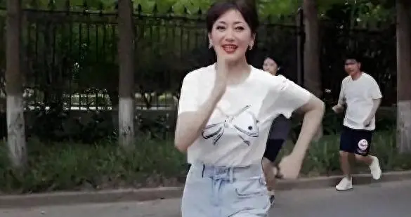 72岁赵雅芝参加马拉松比赛，5公里轻松拿捏