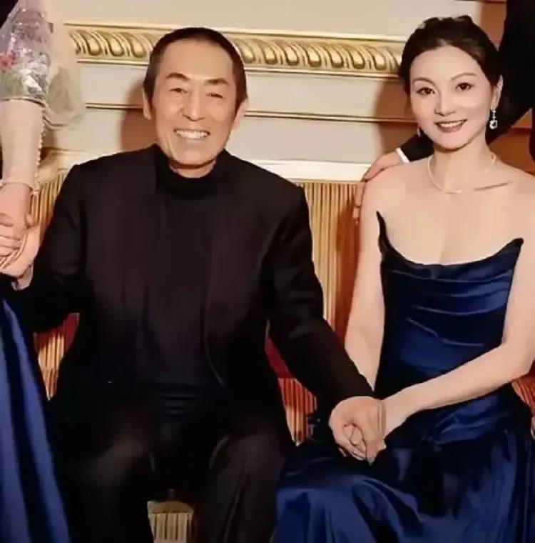 俗话说“酒壮怂人胆，钱壮富人腰”，74岁的张艺谋和比他小31岁的小娇妻合影，竟然