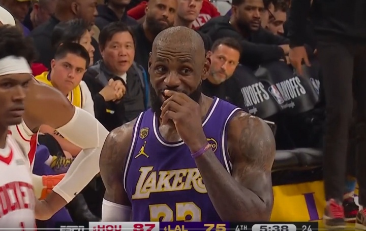 申京抱怨吹软哨！詹姆斯回怼：场上就你没资格说这些 软蛋怂大个