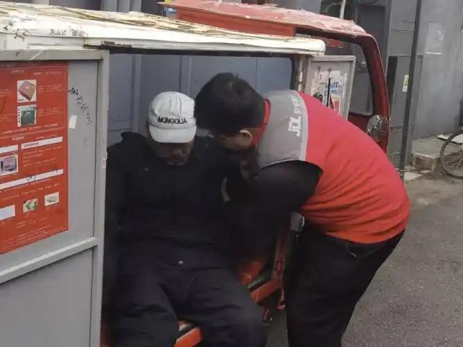 京东快递小哥救助摔倒老人反被索赔92万，理由是什么？家属在二审时给出的说法是，他