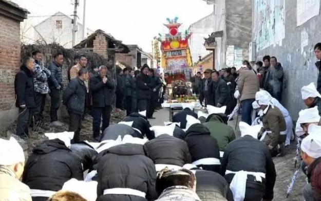 有人说：“20年后中国丧葬将会转变。很多独生子女对待死去的父母，基本上会转变为直