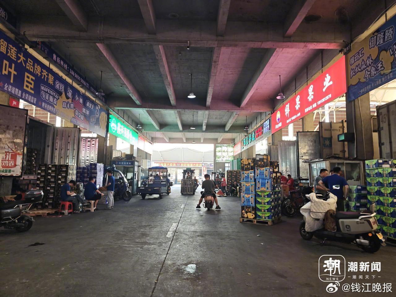【#嘉兴一水果市场紧急撤回跨省封杀令#】5月22日，皖东地区规模最大的专业水果批