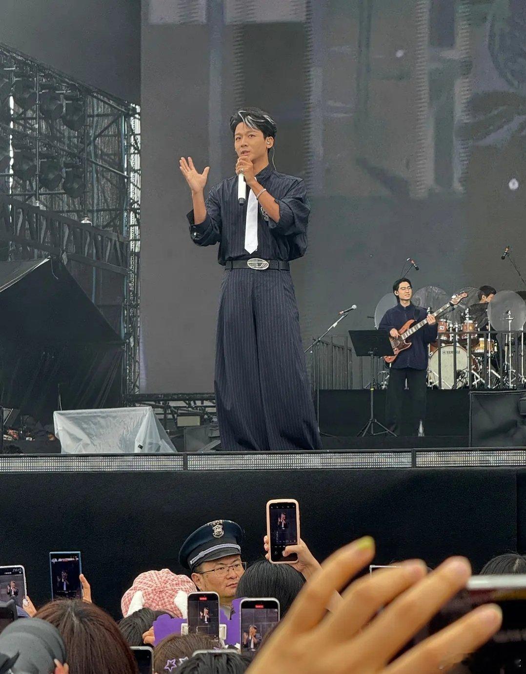 张晚意这是怎么走的什么路线 淳朴农民风？ 