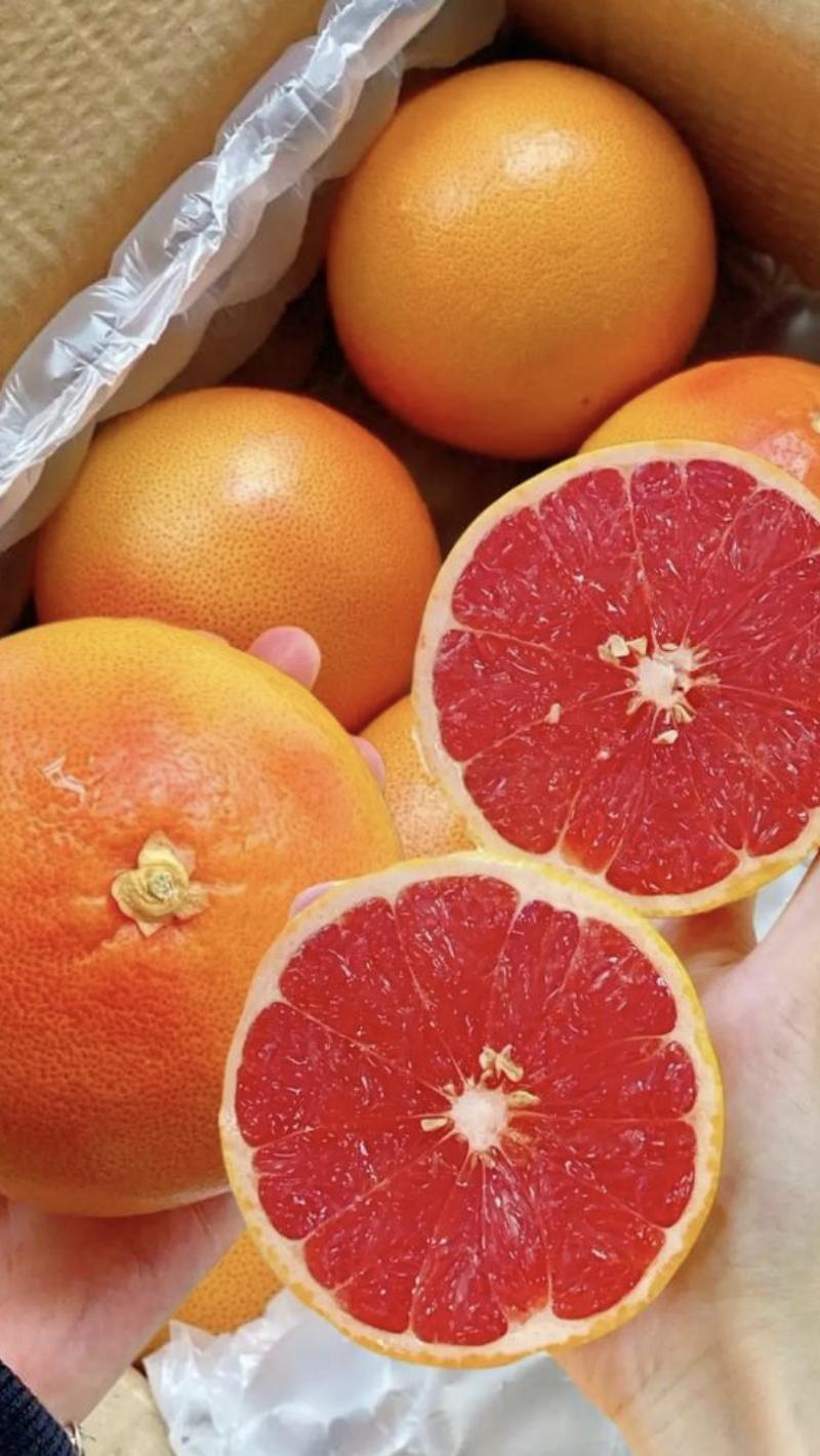 吃药时最好不要吃西柚
在服用某些药物时同时吃西柚，药效可能失控，甚至带来健康风险