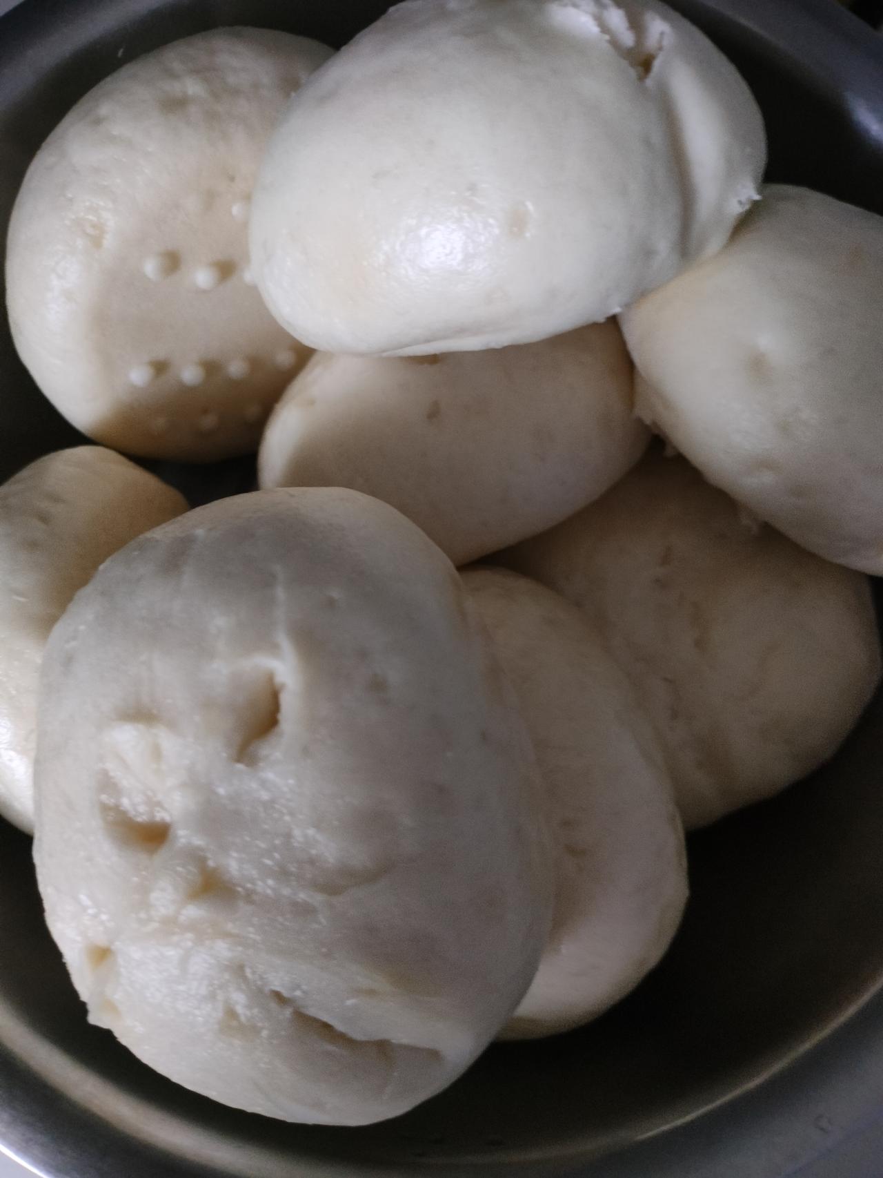 看看老公亲手蒸的红糖馒头，个个又白又胖，蓬松饱满的大馒头。
不用去外面买了，在家