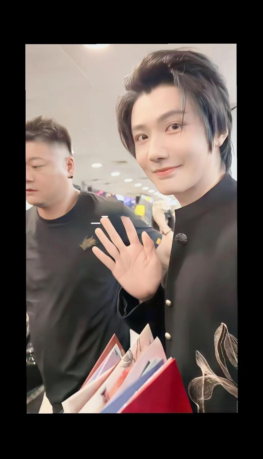 郝熠然 看到你心就稳稳的 世界变得很安静。今天日子特殊 早早的 郝熠然自己做好穿