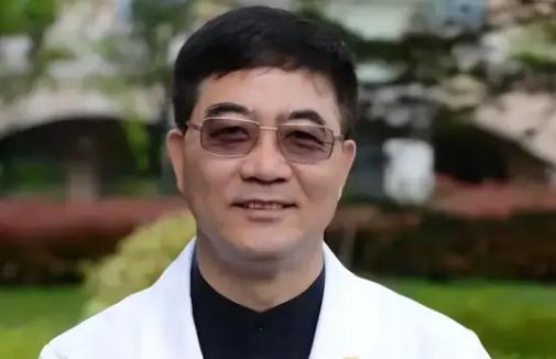 上海中山医院顶尖心内科主任葛均波，在为一位 19 岁的少女做心脏手术时，竟突然颤
