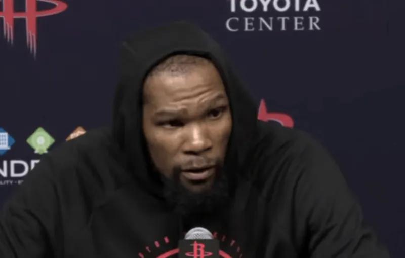 这才是正确的杜兰特使用方式！
首先，杜兰特不年轻了，跟腱大伤过，他最让人忌惮的是