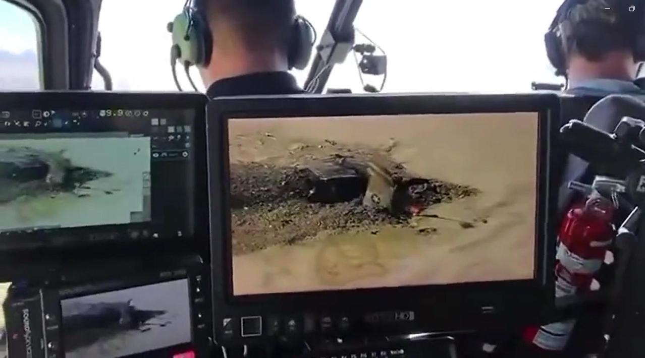 美国空军“雷鸟”飞行表演队，一架F-16C战斗机在加利福尼亚州特罗纳机场附近，执