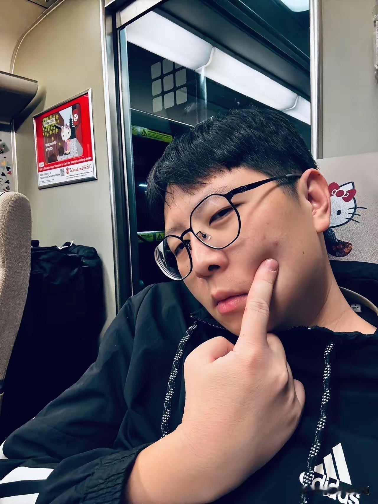 民进党前议员王浩宇，今（19日)凌晨在脸书发文叫嚣，近日连美国商务部长称呼台驻美