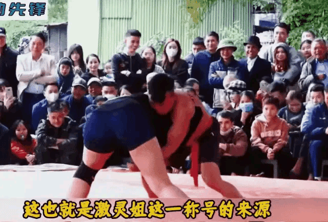 这是越南庙会的传统民俗男女摔跤，属于表演性质！

男选手看着特别强壮，确实有收力