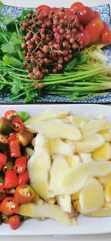 我家珍藏的下饭神器，就是外婆传了四十多年的万能酱料。
小时候，家里条件不好，几个