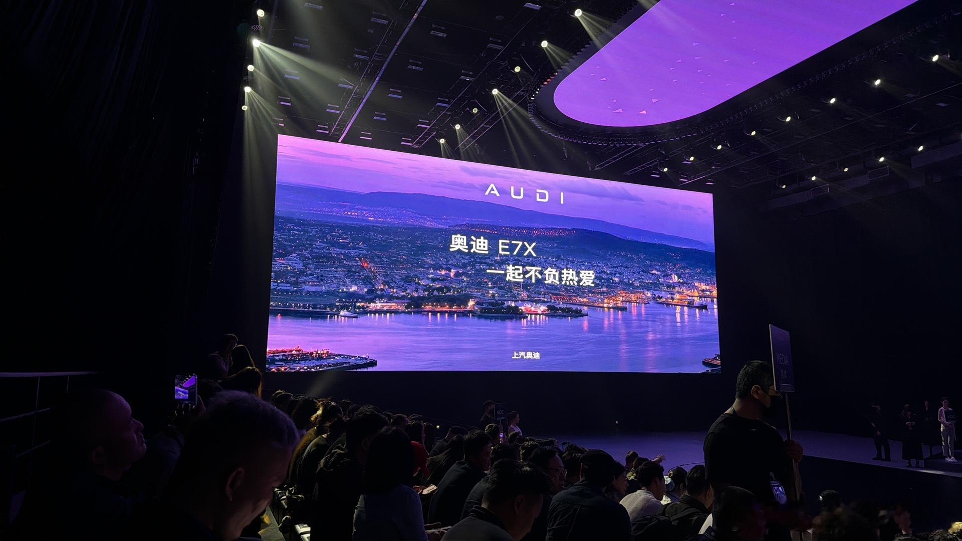 现场看完奥迪E7X预售发布会，整体观感很稳重够务实！定位中大型豪华纯电SUV，预