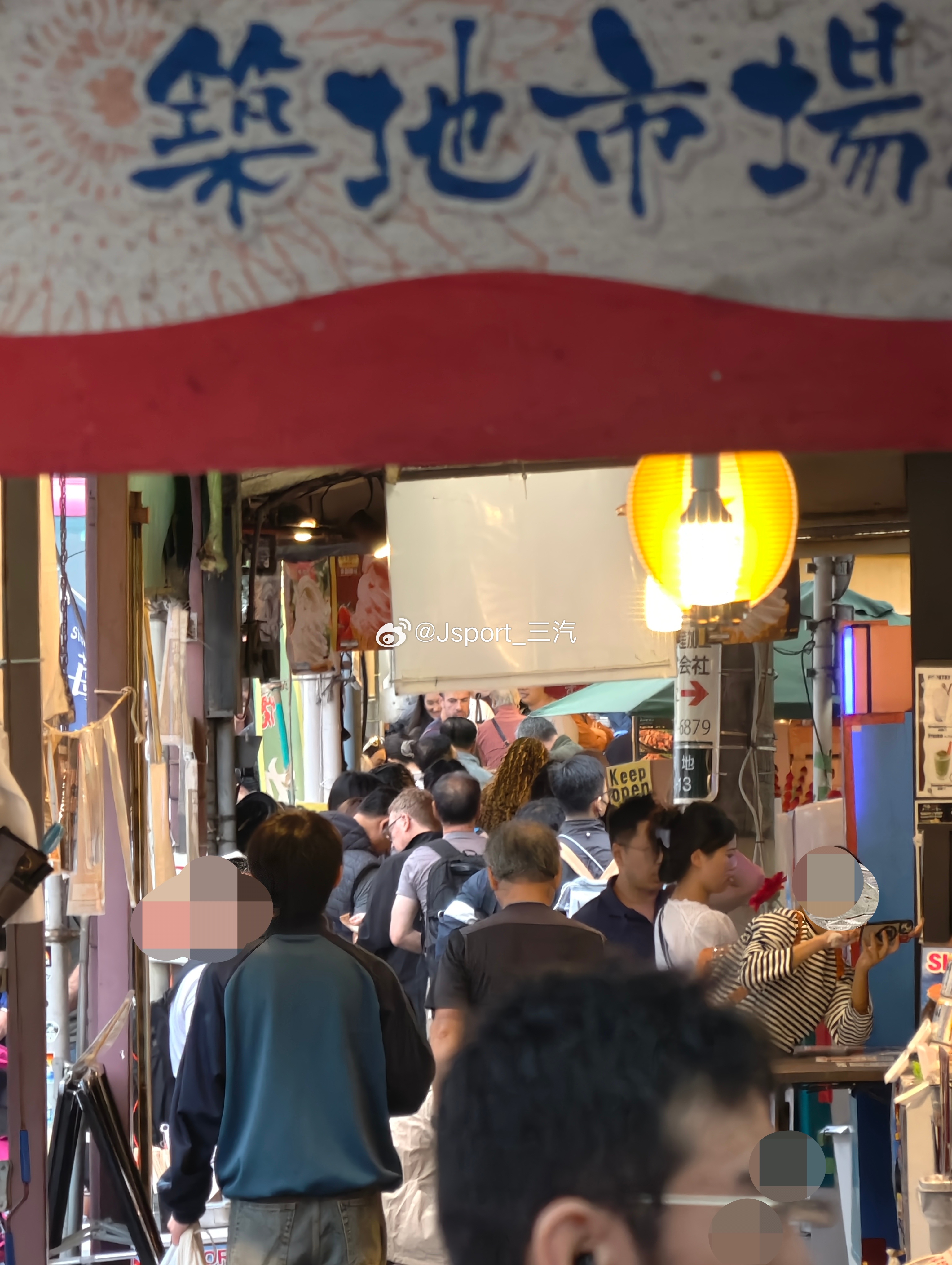 其实啊游客尤其是白人，不明就里逮着排队就跟着排大可不必，往里走大把店铺都空着日本