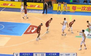 韩德君与张陈治锋挡拆质量，天壤之别！
北京时间11月13日，辽宁与北京的俱乐部比