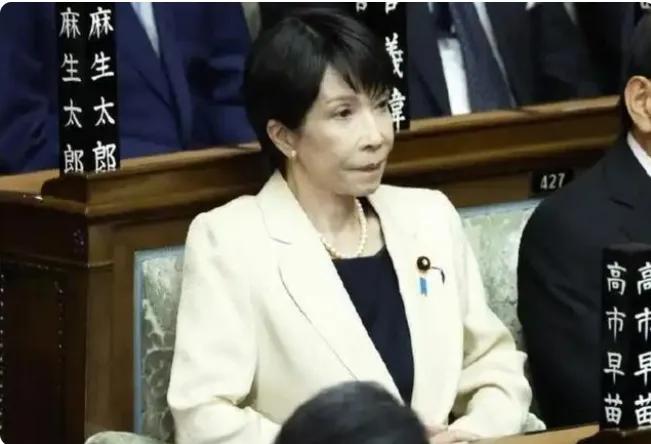 不到24小时就敢跟美国媒体叫板？
日本这波“翻脸”哪里是抗议，
分明是给“大哥”