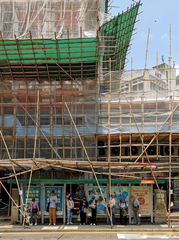 香港火灾已致44人遇难 香港很喜欢用竹架和网做建筑翻修，似乎是传统了几十年都这样