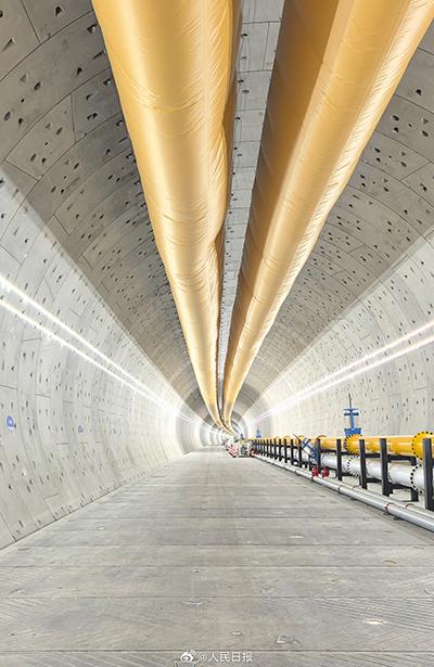 3月29日，由我国自主研制的世界最大直径高铁盾构机“领航号”顺利完成长江水下段1